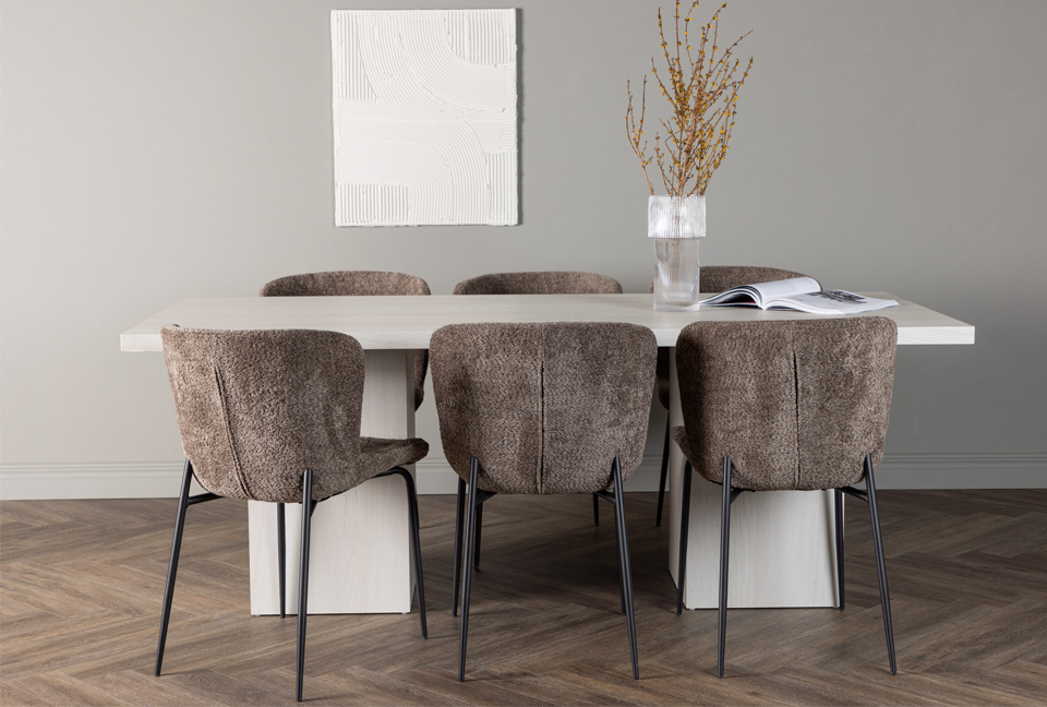 table de repas 200 cm bois blanc et chaise en tissu bouclé